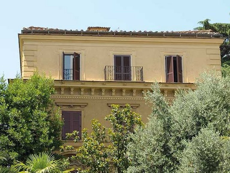 Gästehaus in Rom mit vielen Bäumen und Palmen