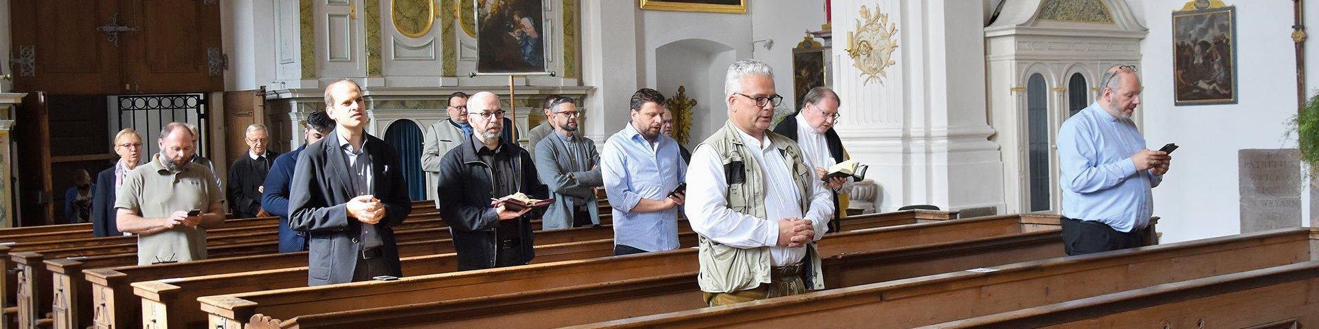 Gläubige beim Gebet in der Kirche