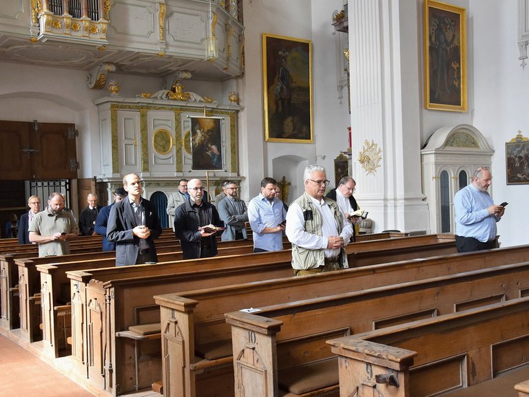 Gläubige beim Gebet in der Kirche