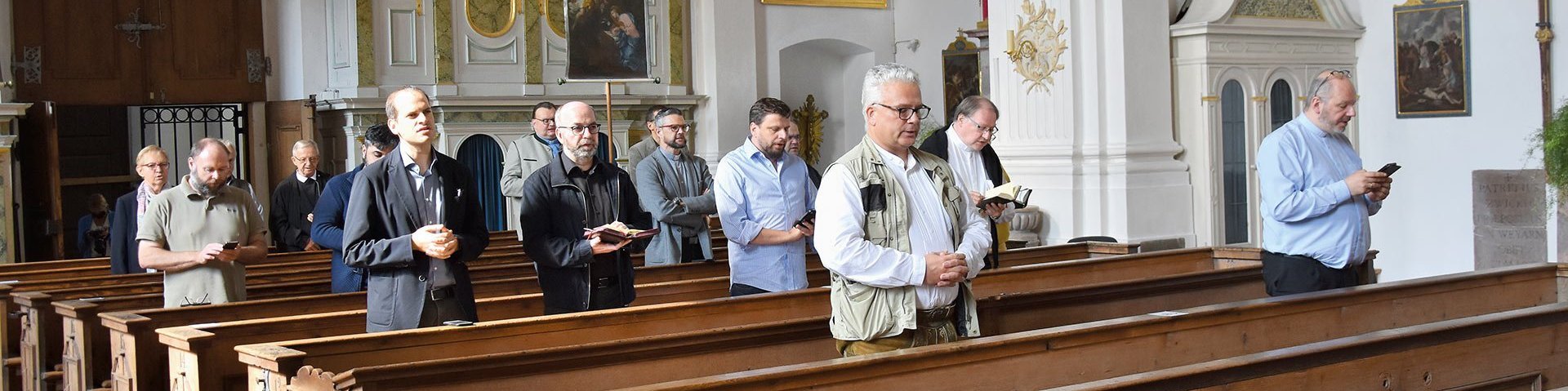 Gläubige beim Gebet in der Kirche