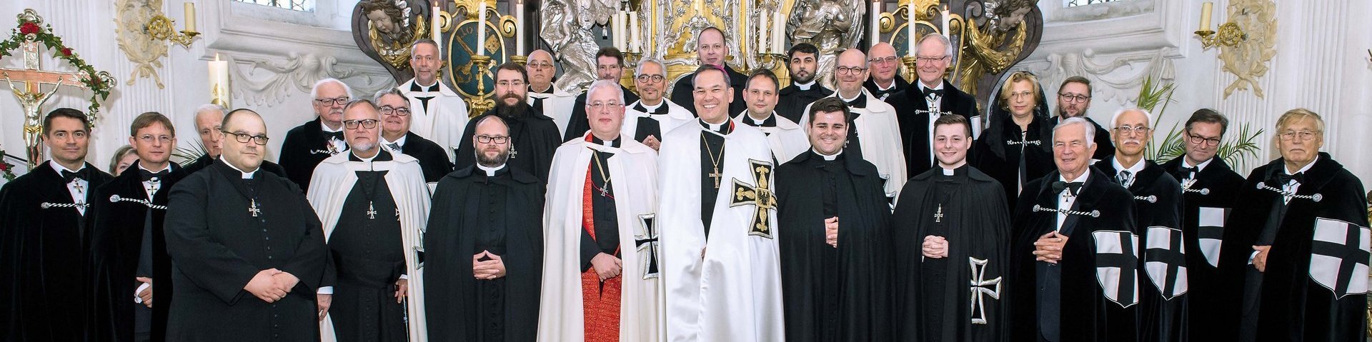 Gruppenbild: Pater in der Kirche