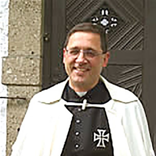 Pater Norbert Rasim vor Kirchentür