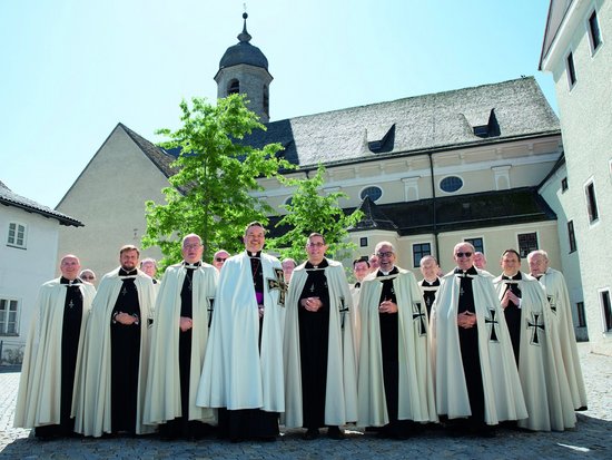 Gruppenbild im Innenhof - schönes Wetter alle lächeln