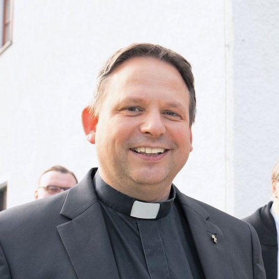 Superior Pater Jörg Weinbach OT Pater lächelt in Kamera