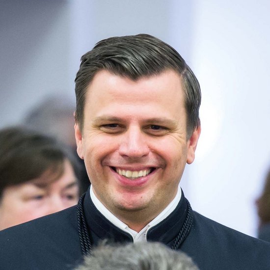 Superior Pater Ignatius Nadol OT Pater inmitten einer Gruppe Gläubiger