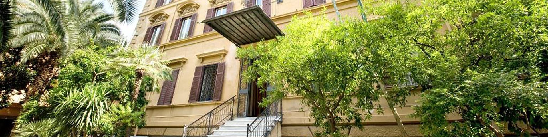 Gästehaus in Rom - zeigt einen Treppenaufgang mit elf Stufen