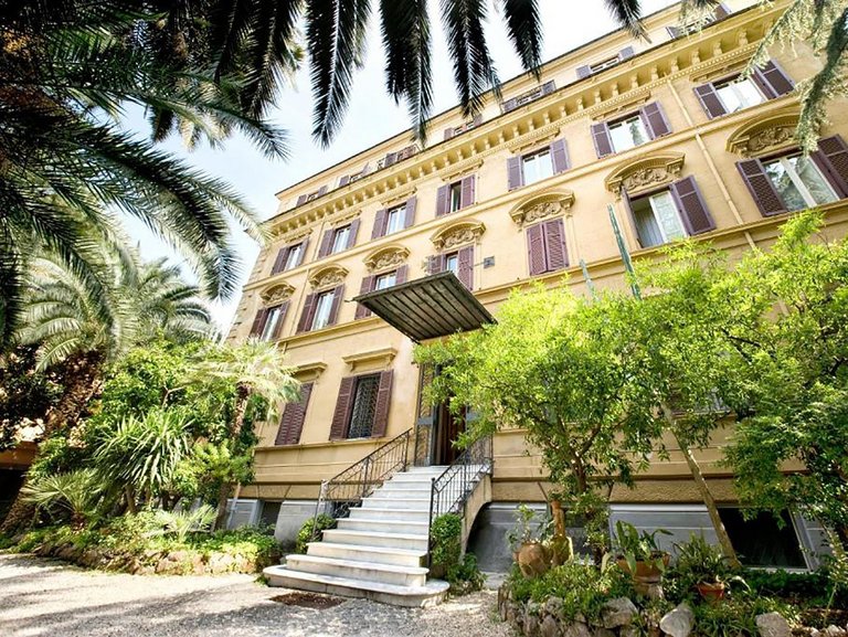 Gästehaus in Rom - zeigt einen Treppenaufgang mit elf Stufen