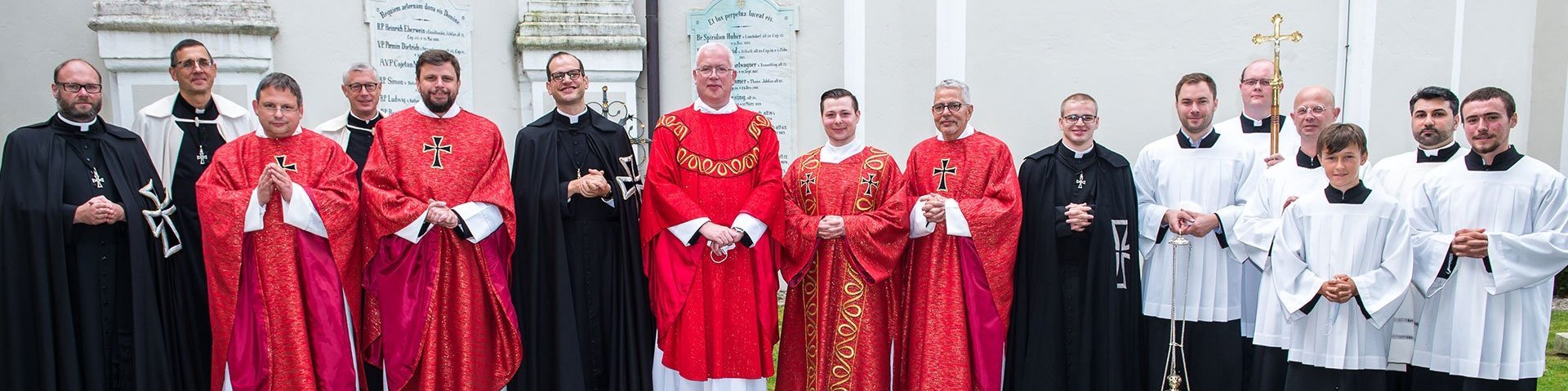 Gruppenbild: Pater vor der Kirche