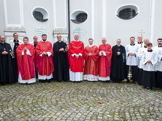 Gruppenbild: Pater vor der Kirche