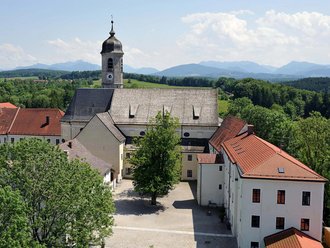 Kirchturm mit Alpen im Hintergrund