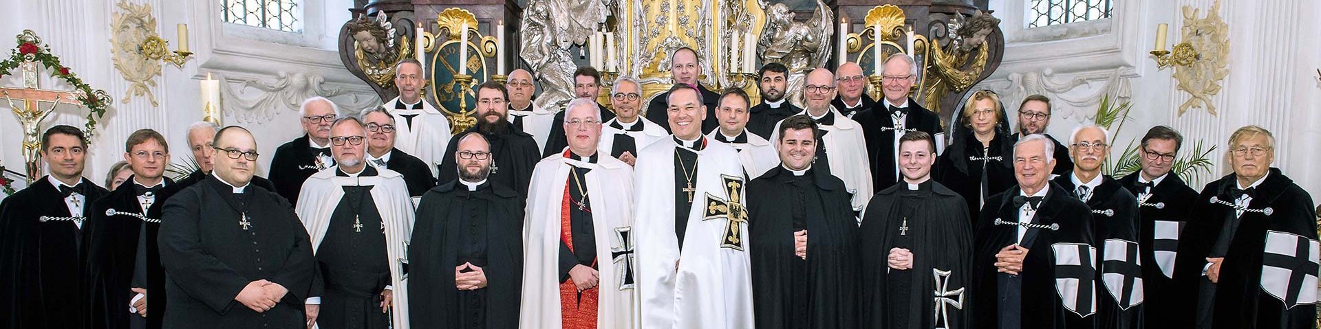 Gruppenfoto: Priester in Kirche