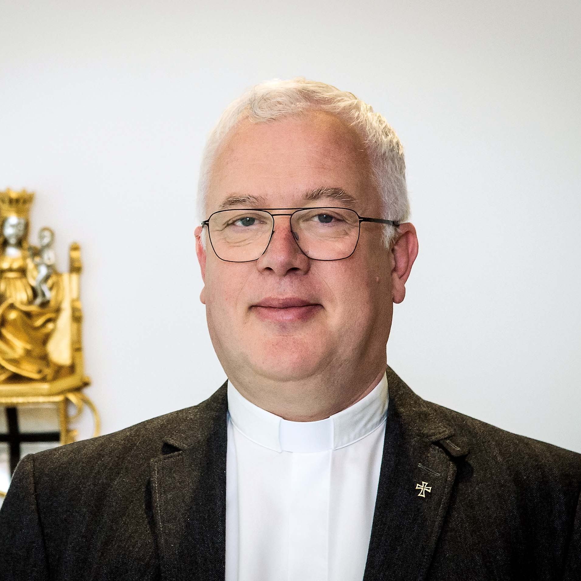 in der Kirche: Pater blickt in die Kamera